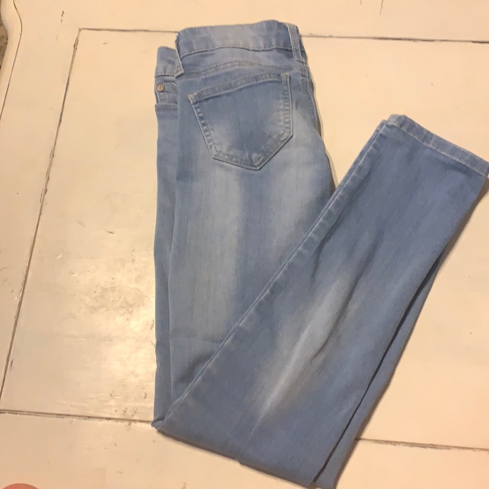 super cute light blue jeans with stretchy material